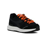 Championes Diadora modelo Kmaro 42 Pigskin Wax, de color negro con detalles en naranja y suela blanca. Diseño urbano de malla y gamuza, con cordones naranjas y costuras decorativas visibles en la puntera.