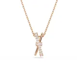 Colgante con cadena fina color oro rosa y dije con forma de nudo adornado con circonitas blancas. El dije está formado por dos bandas con baño en tono oro rosa, con un lado adornado con Swarovski Zirconia transparentes en un engaste de garra. Para conseguir el máximo resplandor, se ha colocado una única Swarovski Zirconia de talla ovalada en el centro.
