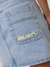 Falda de jean de corte recto y tiro medio, con diseño clásico de cinco bolsillos, cierre frontal con botón y costuras en contraste.