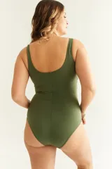 Malla entera con estampado de hojas de palmera en tonos celeste, amarillo, rosa y verde. Presenta un diseño drapeado en la zona abdominal y buen sostén de busto.