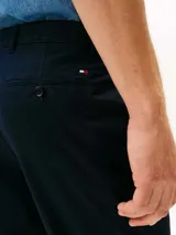 Pantalón de sarga con diseño de cuatro bolsillos, cierre de botón y cremallera, y logo bordado en el bolsillo trasero.