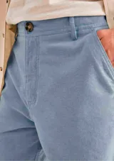 Bermuda de sarga para hombre, modelo chino en color gris oscuro, de corte recto y con bolsillos laterales y traseros.