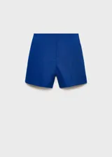 Short de tiro medio confeccionado en lino, con diseño recto, bolsillos laterales y cierre oculto de botón, gancho y cremallera.