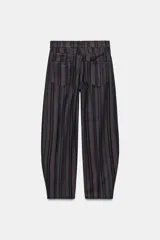 Jeans de tiro alto y diseño tapered, con cinco bolsillos, presillas para cinto y cierre frontal con cremallera y botón, en tono celeste claro lavado.