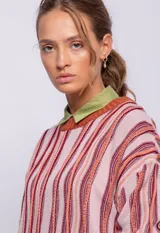 Sweater de tejido de punto con textura de ondas multicolores en relieve, color rosa, naranja y marrón.