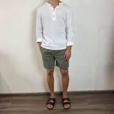 Bermuda color beige de simil lino, con bolsillos laterales y traseros.