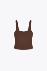 Top corto color marrón oscuro, de corte ajustado, con escote cuadrado y tirantes anchos.