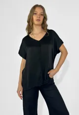 Blusa negra de viscosa con escote en V y mangas cortas.