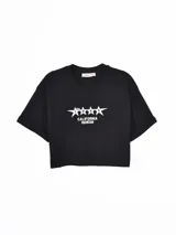Remera negra de corte crop con mangas cortas con dobladillo y estampa frontal de estrellas con el texto California Athl. Dept.