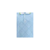 Remera polo de manga corta con diseño jacquard en tono celeste y blanco, cuello camisero blanco con detalles en verde y cierre frontal de tres botones.