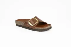 Sandalias marrones de cuero con suela tipo corcho y una tira ancha en el empeine con hebilla metálica grande.