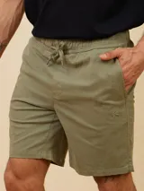 Bermuda de gabardina color gris oscuro, corte recto, con bolsillos laterales tipo cargo con botón a presión.