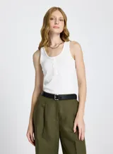 Musculosa blanca de punto con escote redondo, tirantes anchos y detalle de botones decorativos en el frente.