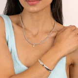 Pulsera rígida de plata 925 con tres piedras engarzadas: una labradorita ovalada en el centro y dos piedras de la luna redondas a los lados.