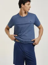 Pijama de hombre compuesto por una remera de manga corta color verde oliva con una línea horizontal negra y un pequeño logo en forma de 'x' en el pecho, y un short negro liso.