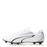 Championes de fútbol 11 Puma modelo Vitoria FG, color negro con detalles en blanco. Presentan un diseño aerodinámico con la icónica franja lateral de la marca, cordones al tono y suela con tapones diseñados para terrenos firmes.