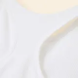 Top deportivo blanco de tejido rib con copas integradas, cuello redondo y diseño sin mangas, corte corto.
