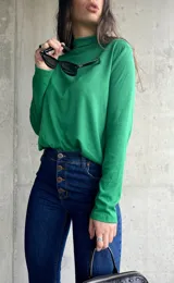 Remera de cuello alto color verde esmeralda, de mangas largas y corte ajustado.