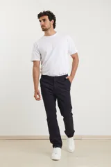 Pantalón de vestir verde militar, de corte recto y tiro medio.