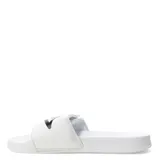 Sandalia tipo slide negra, con tira ancha ajustable mediante velcro. La tira presenta un patrón geométrico en relieve que simula el logo de Umbro.