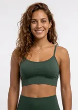 Top deportivo de microfibra color verde oscuro, con escote redondo, tirantes finos y banda elástica inferior para mayor soporte.