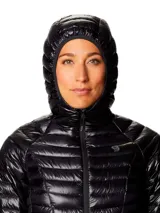 Campera puffer negra ultraligera para mujer, con capucha y cierre frontal. Confeccionada con tejido exterior reciclado y aislamiento de plumón de origen responsable con certificación RDS.