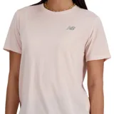 Remera deportiva color rosa claro, de corte clásico y mangas cortas. Presenta logo reflectante de New Balance en el pecho.
