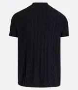 Remera de manga corta color beige, con cuello redondo y tejido texturizado acanalado.