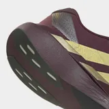 Championes de running Adidas Adizero EVO SL, color bordó con las icónicas tres tiras en dorado metalizado. Presentan una mediasuela robusta con tecnología LightstrikePro para mayor amortiguación y retorno de energía, y suela de caucho para mayor tracción.