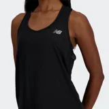 Musculosa deportiva New Balance Sport Essentials color negro, con diseño sin mangas, cuello redondo y espalda deportiva. Cuenta con aberturas laterales y detalles reflectantes, incluido el logotipo de la marca en el pecho.
