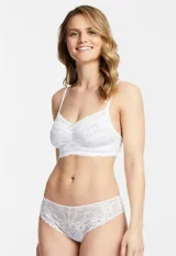 Bralette blanco de encaje floral, sin aro ni relleno, con forro interno de microtul elastizado. Breteles fijos regulables y cierre trasero de tres posiciones. Marca Montelle.