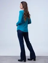 Remera negra de modal con cuello a la base y mangas largas.