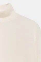 Jersey de punto confeccionado en lana, con cuello subido y manga larga.