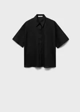 Camisa negra de manga corta, confeccionada en tejido de lino y algodón, con cuello camisero, diseño recto y cierre frontal de botones.