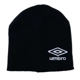 Gorro tipo beanie de tejido de punto color negro, con el logo de la marca Umbro bordado en color blanco en la parte frontal.