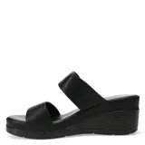 Sandalias de plataforma tipo cuña color beige, con dos tiras anchas en el empeine, una de ellas con detalle de hebilla metálica decorativa y textura grabada.