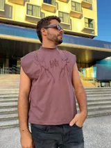 Musculosa marrón con cuello alto y diseño bordado en el frente.