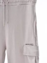 Pantalón de jogging negro con bolsillos cargo laterales, cintura elástica ajustable con cordón y puños elásticos.