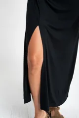 Vestido largo negro de manga corta y cuello redondo, con abertura lateral en la falda.
