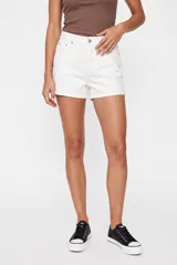 Short de denim negro de tiro alto, con bolsillos laterales y traseros, y cierre frontal con botón metálico.