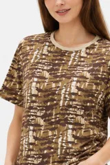 Remera de manga corta con cuello redondo a la base, confeccionada en algodón con diseño estampado de efecto abstracto.