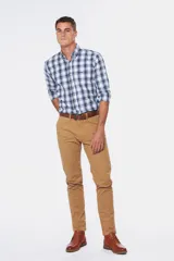 Pantalón marrón claro de corte skinny, con bolsillos laterales y traseros, confeccionado en tejido flexible con spandex.