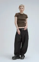 Remera baby tee de manga corta y cuello redondo, confeccionada en tejido ribb de algodón. Presenta un diseño ajustado al cuerpo con acabado en tono chocolate con efecto óxido.
