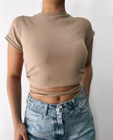 Remera corta de morley con mangas cortas y tiras para atar en la cintura.