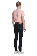 Jean de corte skinny en color azul oscuro, con diseño clásico de cinco bolsillos, cierre de botón y cremallera, y costuras en contraste.