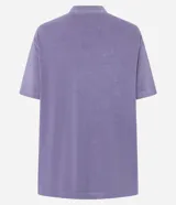 Remera de algodón color lila con estampado frontal del logo de la banda Red Hot Chili Peppers en rojo y blanco. Tiene cuello redondo y mangas cortas.