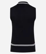 Top sin mangas de punto color celeste claro, con cuello polo ribeteado con dos líneas blancas y cierre frontal de tres botones. El tejido presenta un patrón de trenzas verticales.