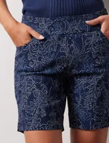 Short de gabardina elastizada con estampado floral en tonos azules, rosas y violetas. Pretina ancha elastizada y bolsillos delanteros.