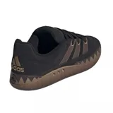 Championes adidas modelo Adimatic, de diseño robusto inspirado en el skate de los años 90. Presenta un exterior de gamuza negra con las icónicas tres tiras laterales en color marrón, cordones gruesos y una suela de goma dentada con patrón en zigzag.