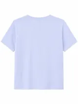Remera blanca con estampado frontal de la leyenda "OUT OF OFFICE", un sol amarillo y ondas rosadas, acompañada por el texto "slow living by the sea".